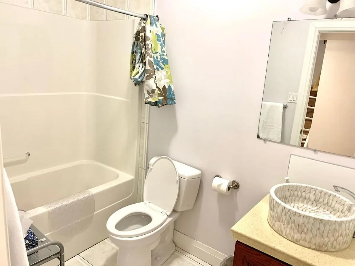 Spacious 6 Beds 3 Baths Home In Central Wifi Parking Ac Edmonton Kanada