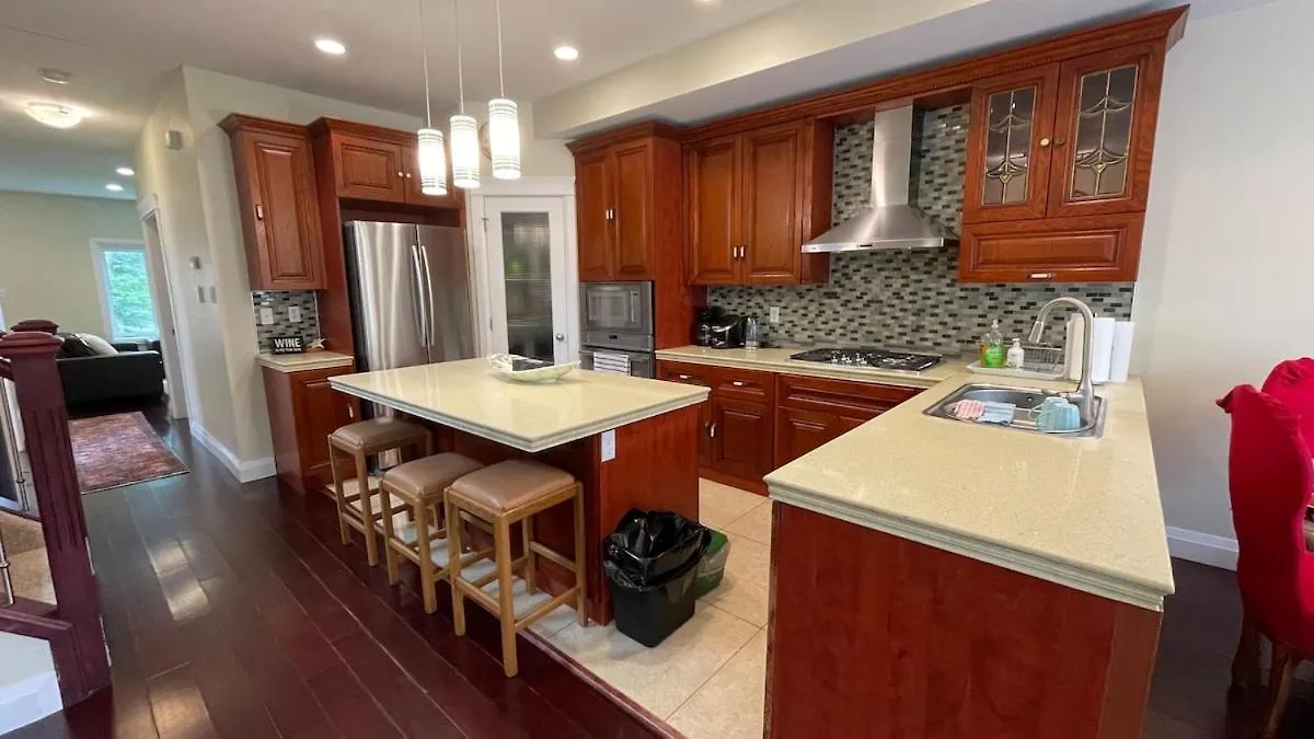 Spacious 6 Beds 3 Baths Home In Central Wifi Parking Ac Edmonton Apartment