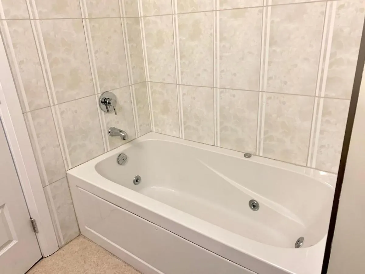 Apartment Spacious 6 Beds 3 Baths Home In Central Wifi Parking Ac Edmonton Canada
