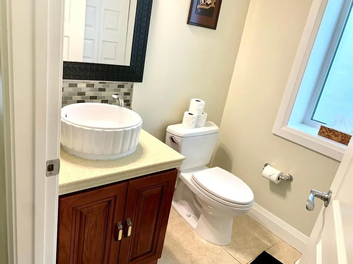 Spacious 6 Beds 3 Baths Home In Central Wifi Parking Ac Edmonton Apartment